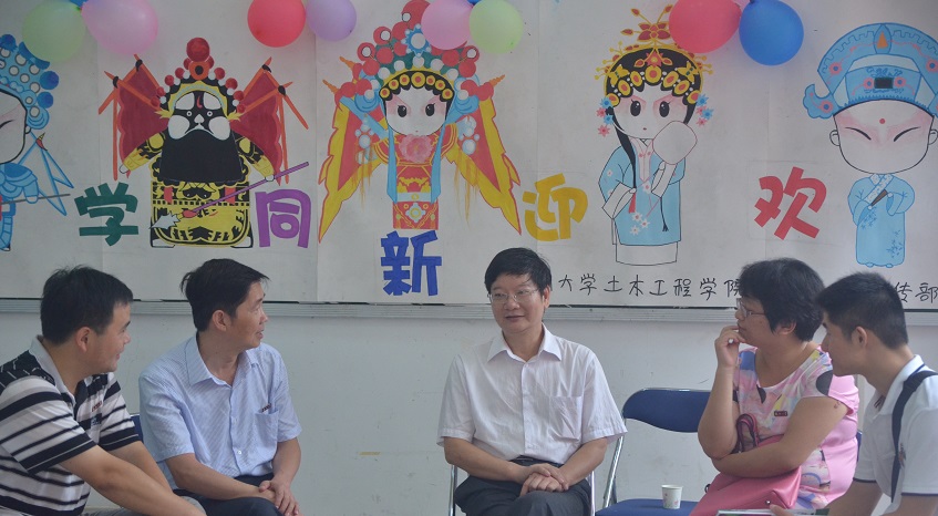 2新浦金官网党委书记张和秋同院党委副书记陈德铭、院团委书记许长宾及各级辅导员进行商议